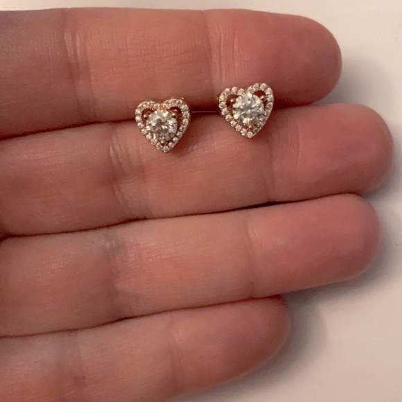 Heart Shaped Diamond Earrings - 1 carat - Picture 3 of 7